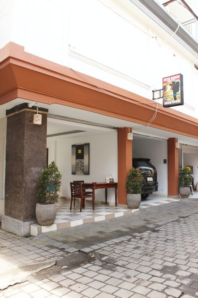 Kuta Beach Hostel Екстер'єр фото