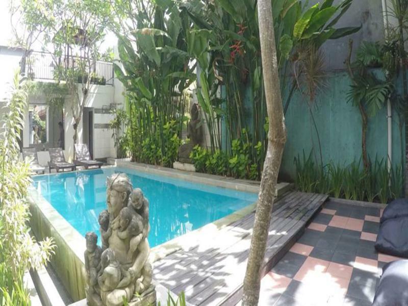 Kuta Beach Hostel Екстер'єр фото